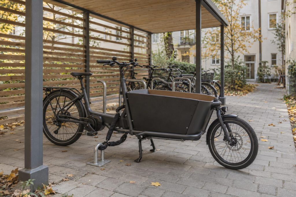 Sicher angeschlossenes Lastenrad unter einem überdachten Stellplatz in München